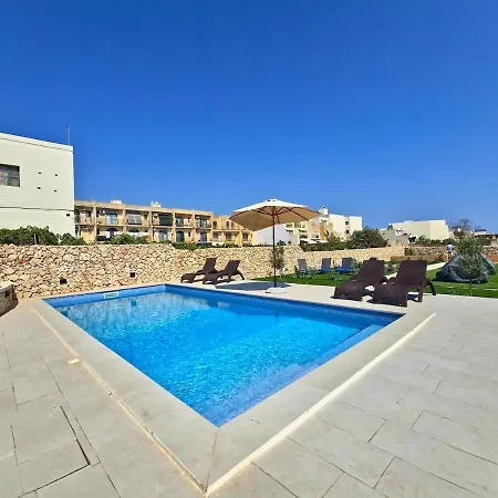 Gozo Getaway - Large Pool Apartment, 10 Mins To Square
