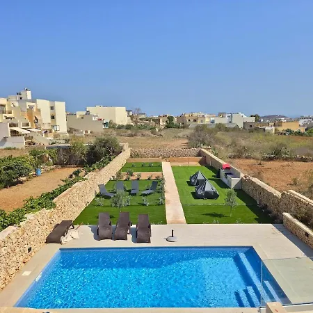 Gozo Getaway - Large Pool Apartment, 10 Mins To Square
