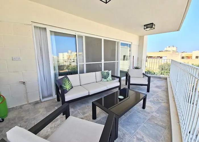 Gozo Getaway - Large Pool Apartment, 10 Mins To Square Xagħra